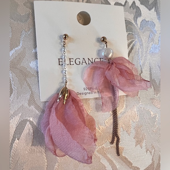 New ✨Cute Faux Pearl Fabric Petal Drop Earrings - Picture 3 of 7